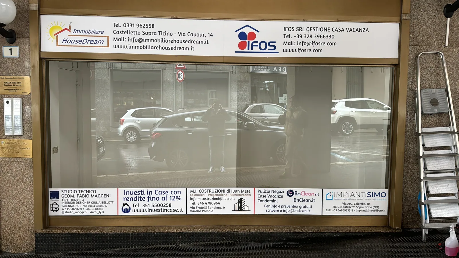 Vetrina dell’immobiliare IFOS House Dream con intestazione e fascia dei contatti