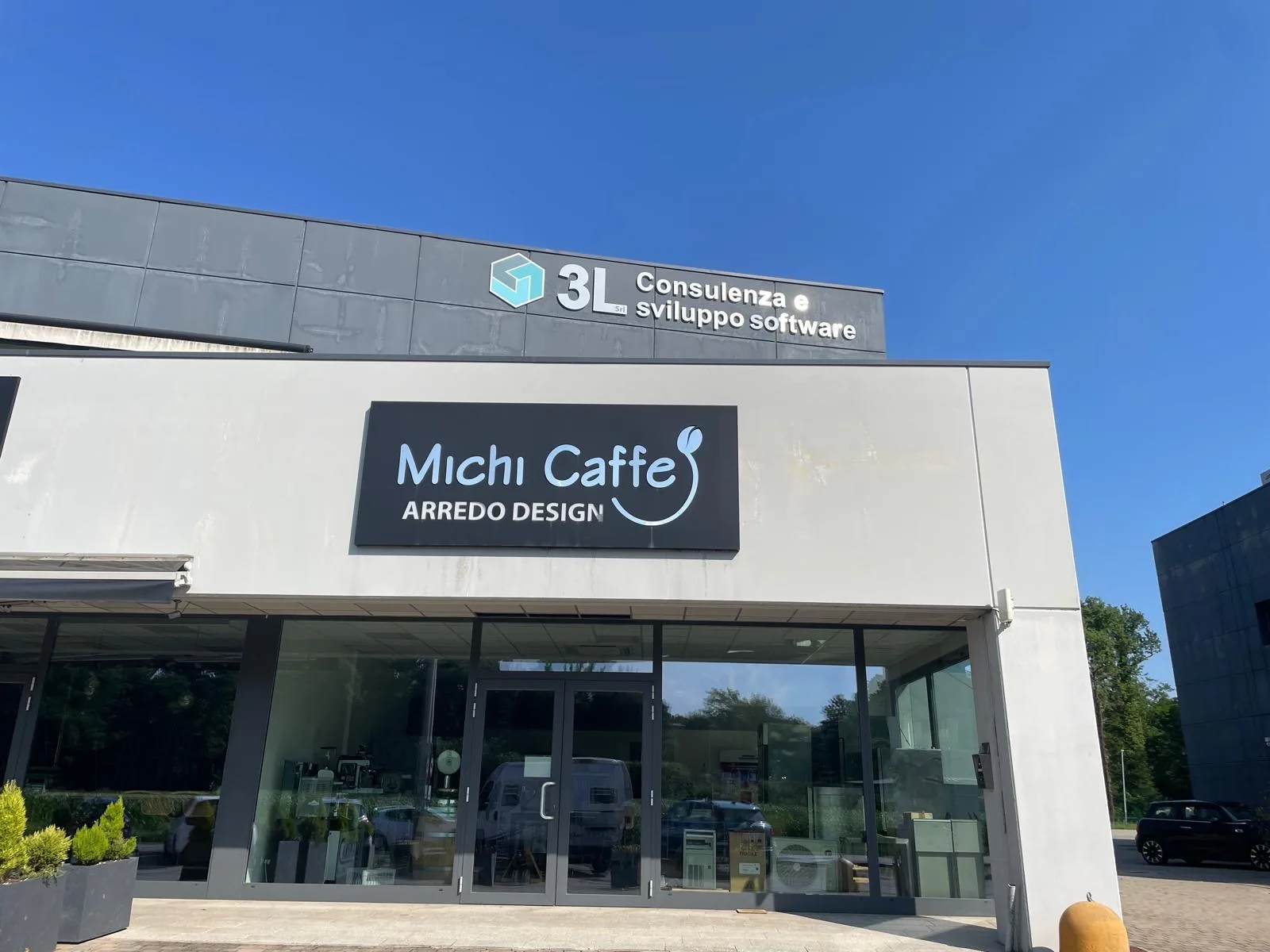 Facciata con le insegne 3L Consulenza e sviluppo software e Michi Caffè Arredo Design