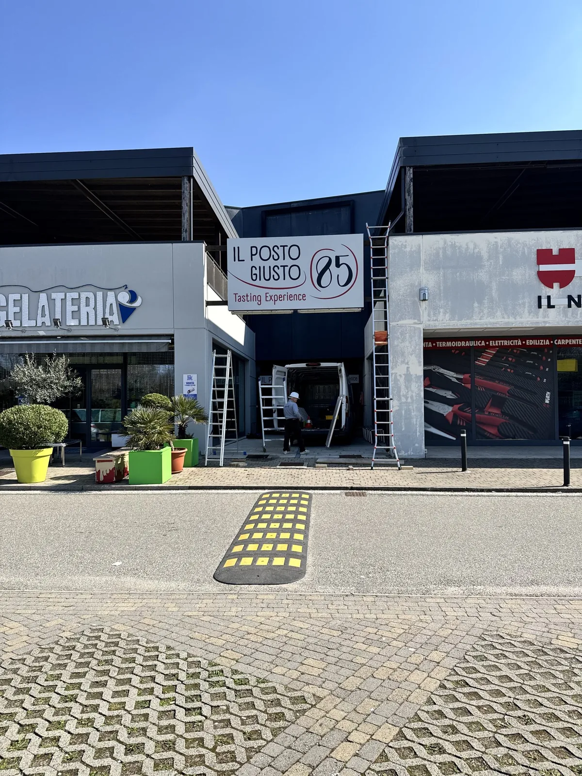 Negozio Il Posto Giusto 85 con l’insegna nuova sopra l’ingresso, fra la gelateria Sotto Zero e Würth