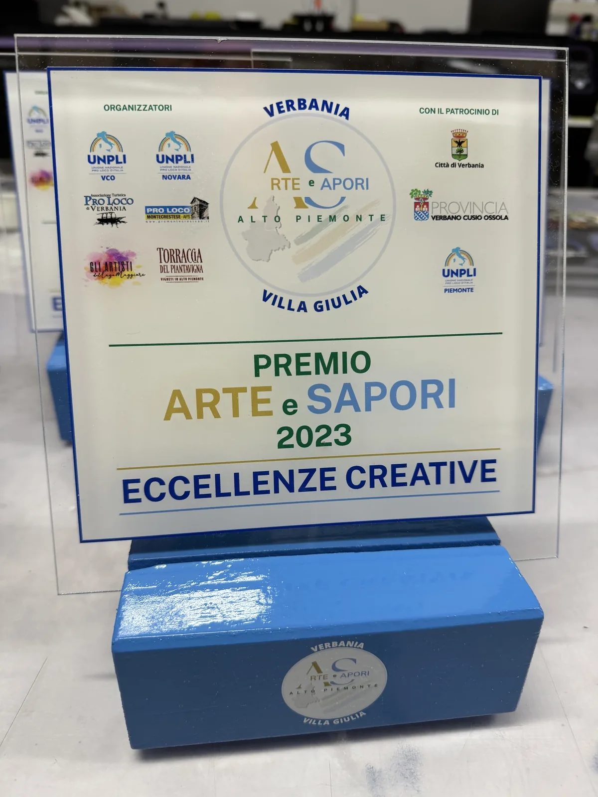 Targa in plexiglass Premio Arte e Sapori 2023 su base azzurra