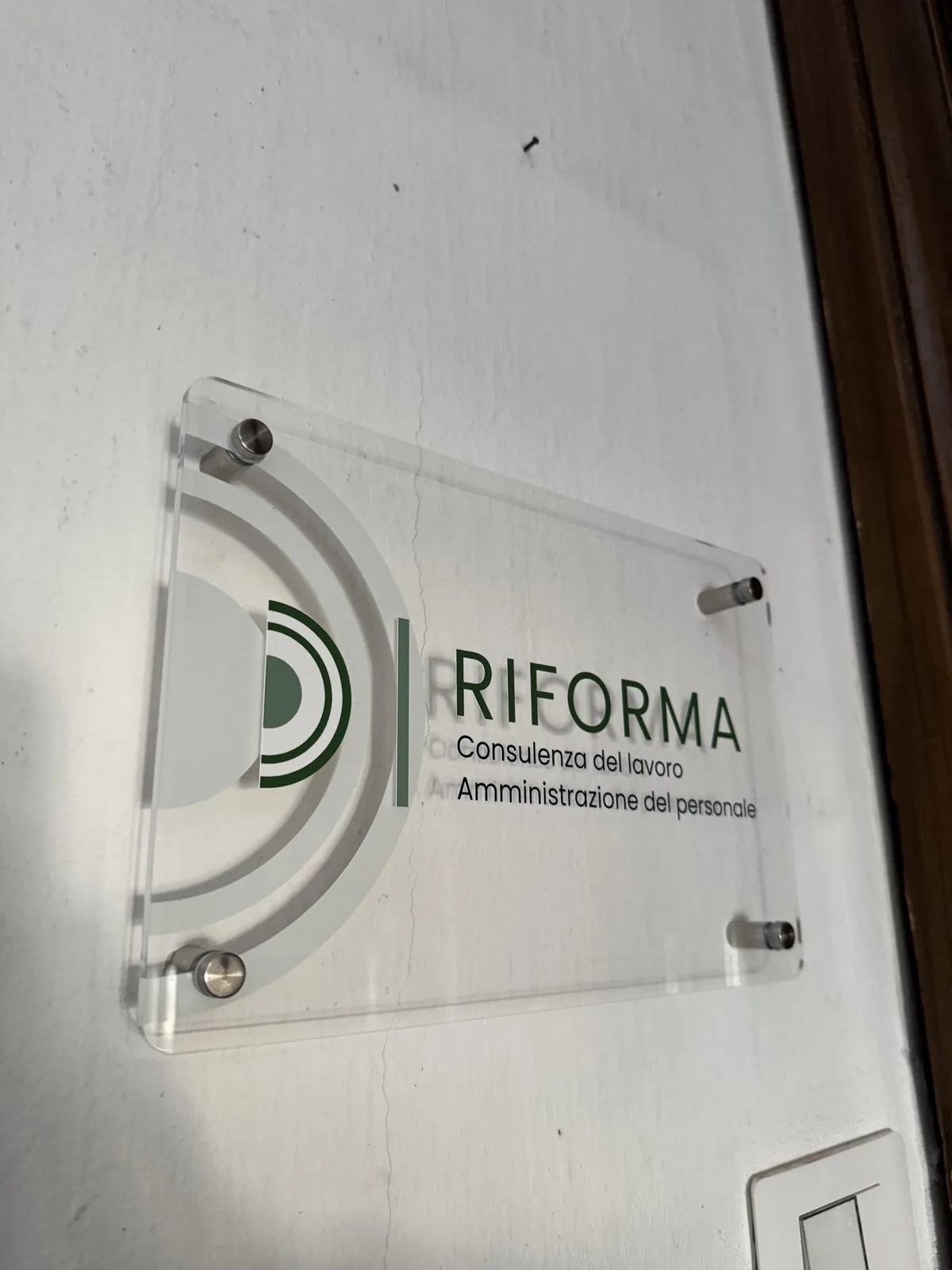 Targa in plexiglass trasparente Riforma Consulenza del lavoro con distanziali in acciaio