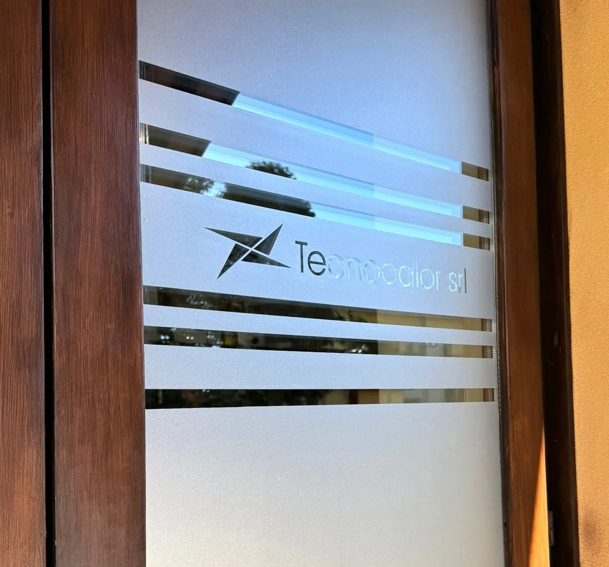 Vetrata Tecnocolor con fasce satinate e logo