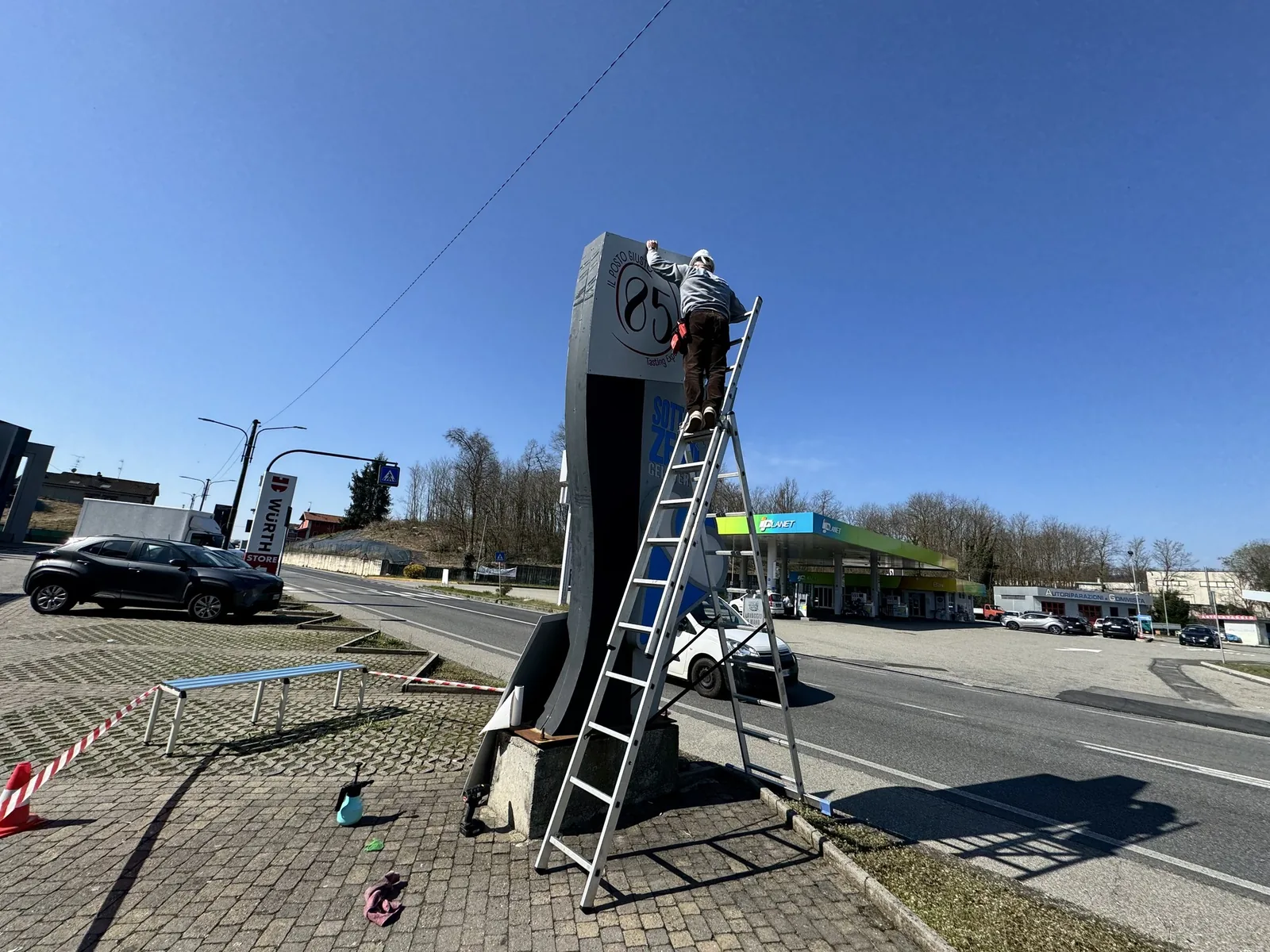 Posa del totem Il Posto Giusto 85 lungo la strada, col posatore sulla scala