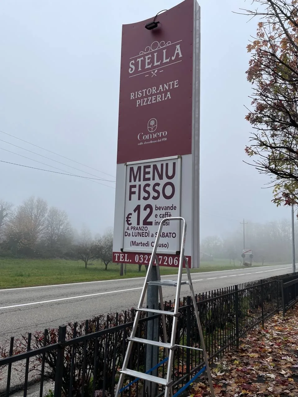 Totem Ristorante Pizzeria Comero con il menù fisso lungo la strada