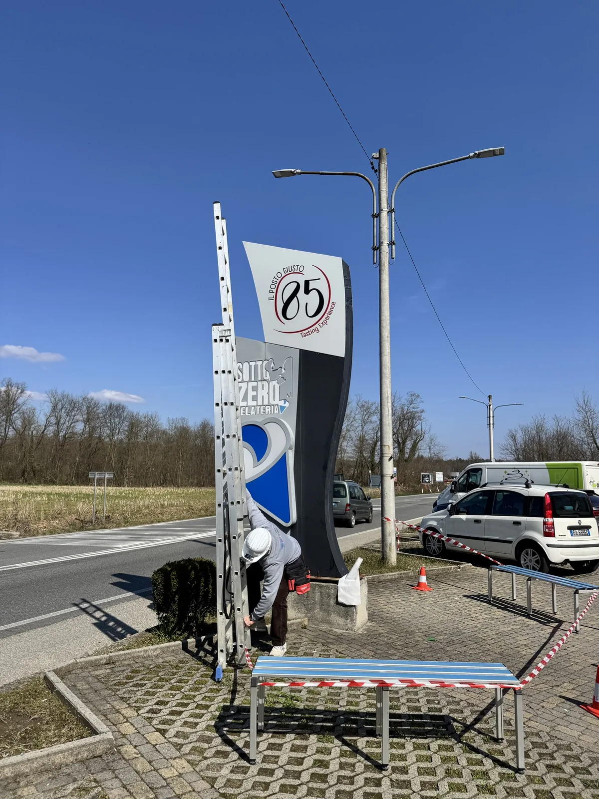 Totem sagomato Sotto Zero e Il Posto Giusto 85 appena montato lungo la strada