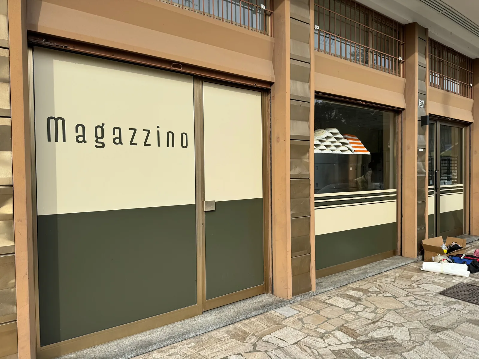 Vetrine con pellicola coprente bicolore e scritta «Magazzino»