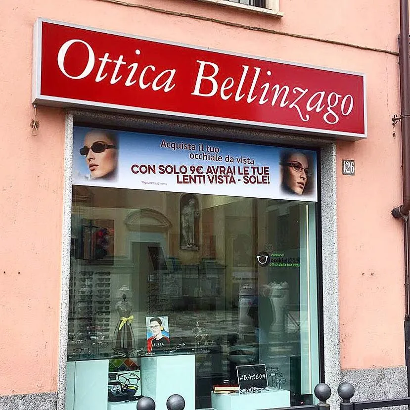 Ottica Bellinzago con insegna rossa e grafica pubblicitaria sopra la vetrina
