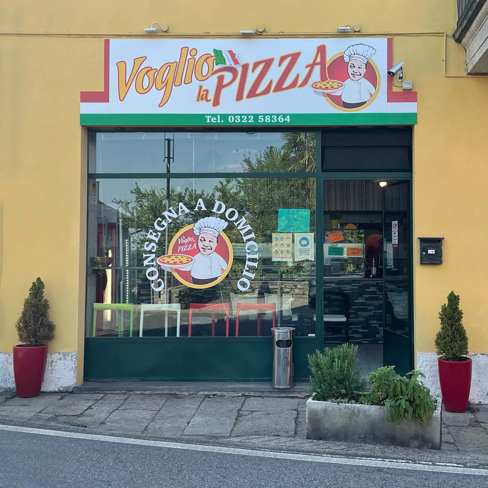 Pizzeria Voglio la Pizza con insegna e vetrofania «Consegna a domicilio»