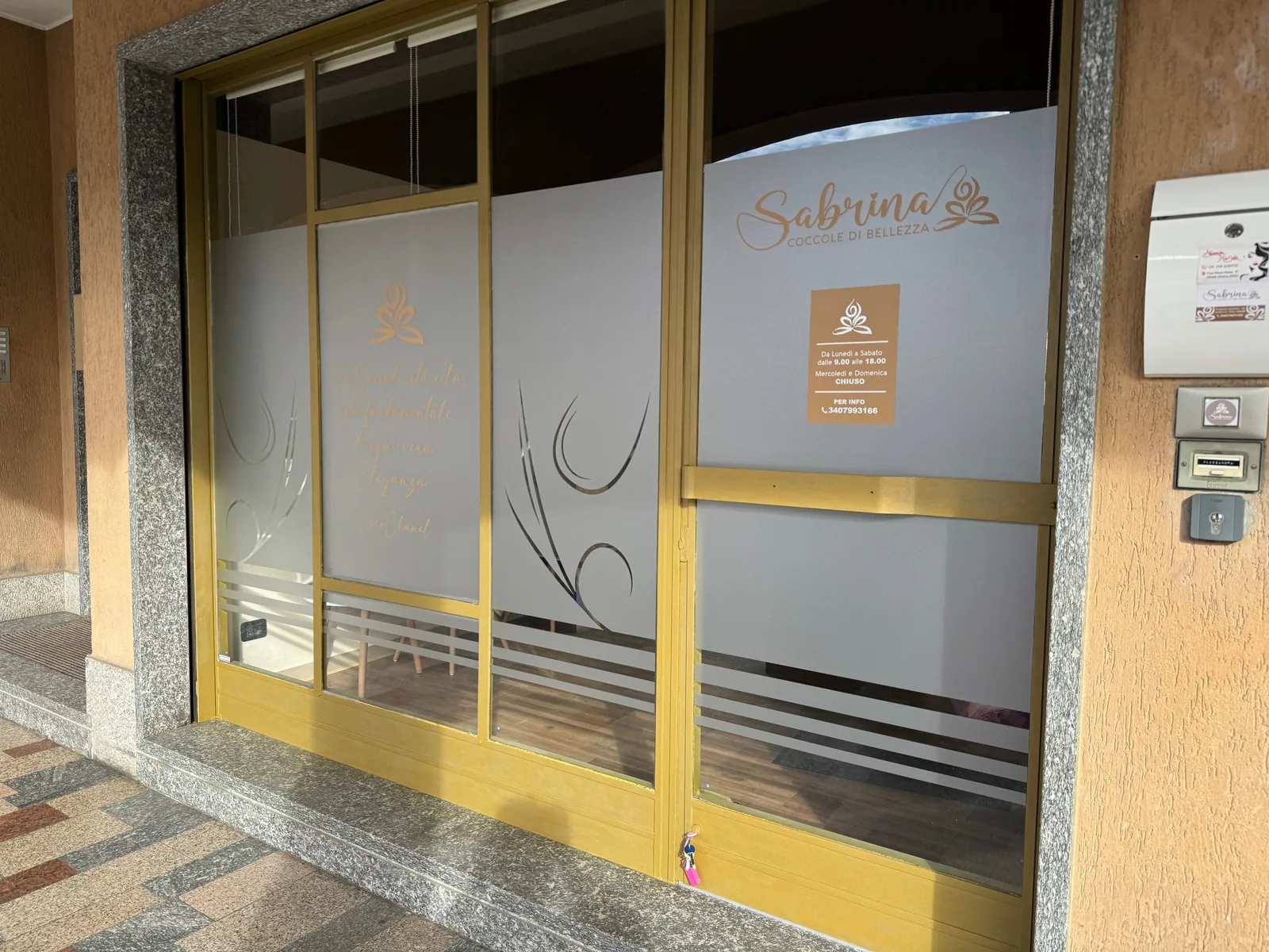 Vetrine del centro estetico Sabrina con pellicole satinate e grafiche sagomate