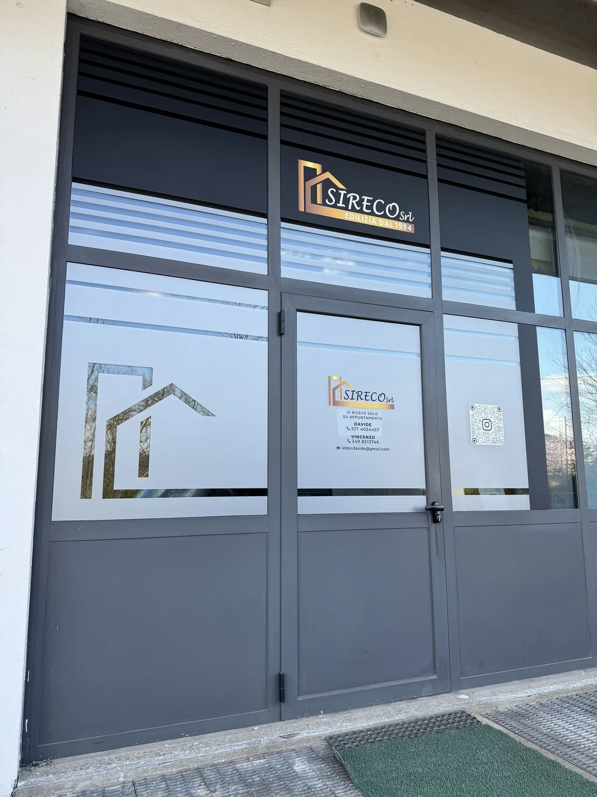 Porta e vetrine Sireco con logo e fasce in pellicola satinata