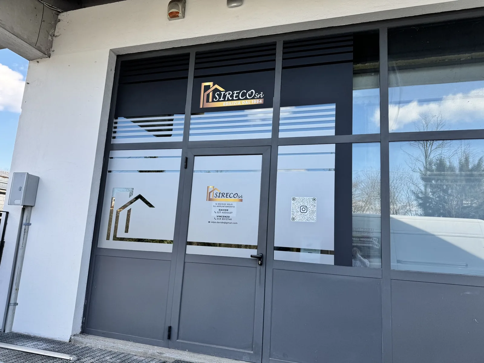 Vetrine Sireco con fasce satinate, logo sulla porta e insegna sopra