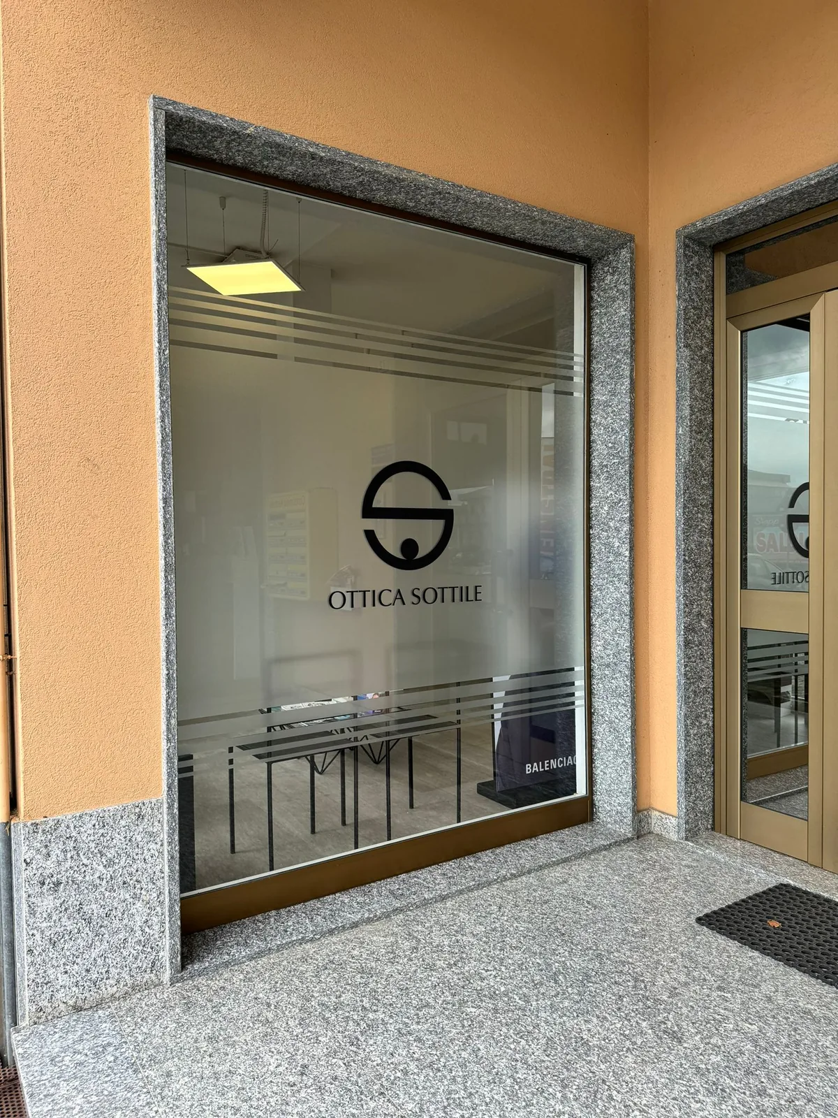 Vetrina di Ottica Sottile con logo sagomato e fasce satinate