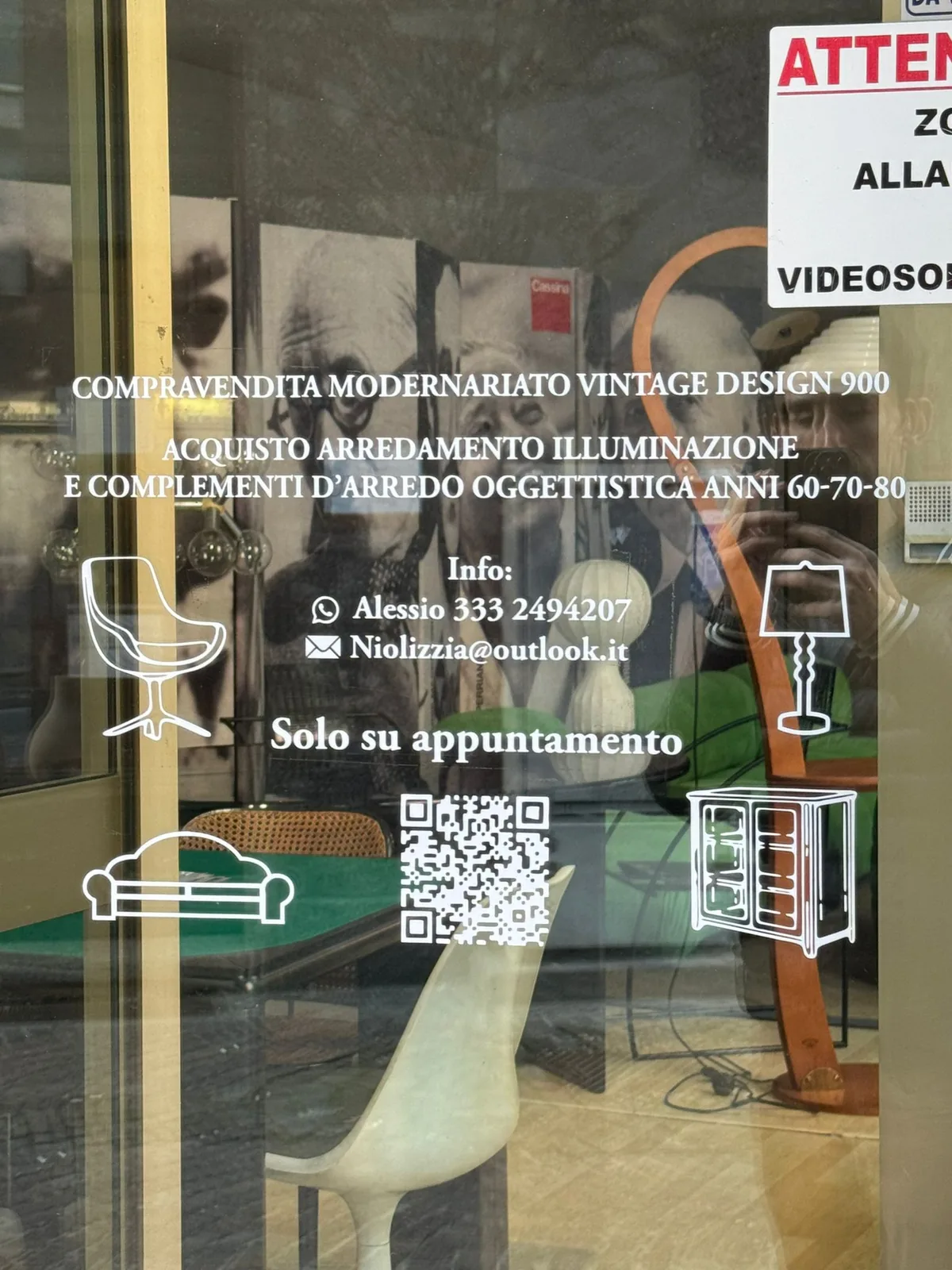 Vetrofania bianca Compravendita Modernariato Vintage Design 900 con icone e QR code sulla vetrina