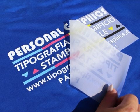 Trasferimento DTF con il logo Personal Graphics su una t-shirt blu
