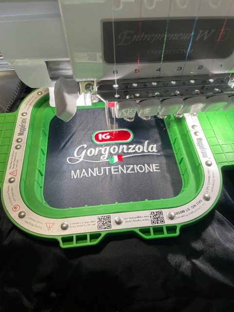 Ricamatrice al lavoro su una polo