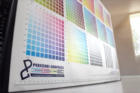 Stampa UV in rilievo con la scala colori e il logo Personal Graphics