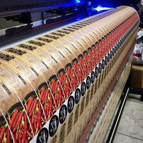 Stampante UV a rotolo con etichette stampate in serie