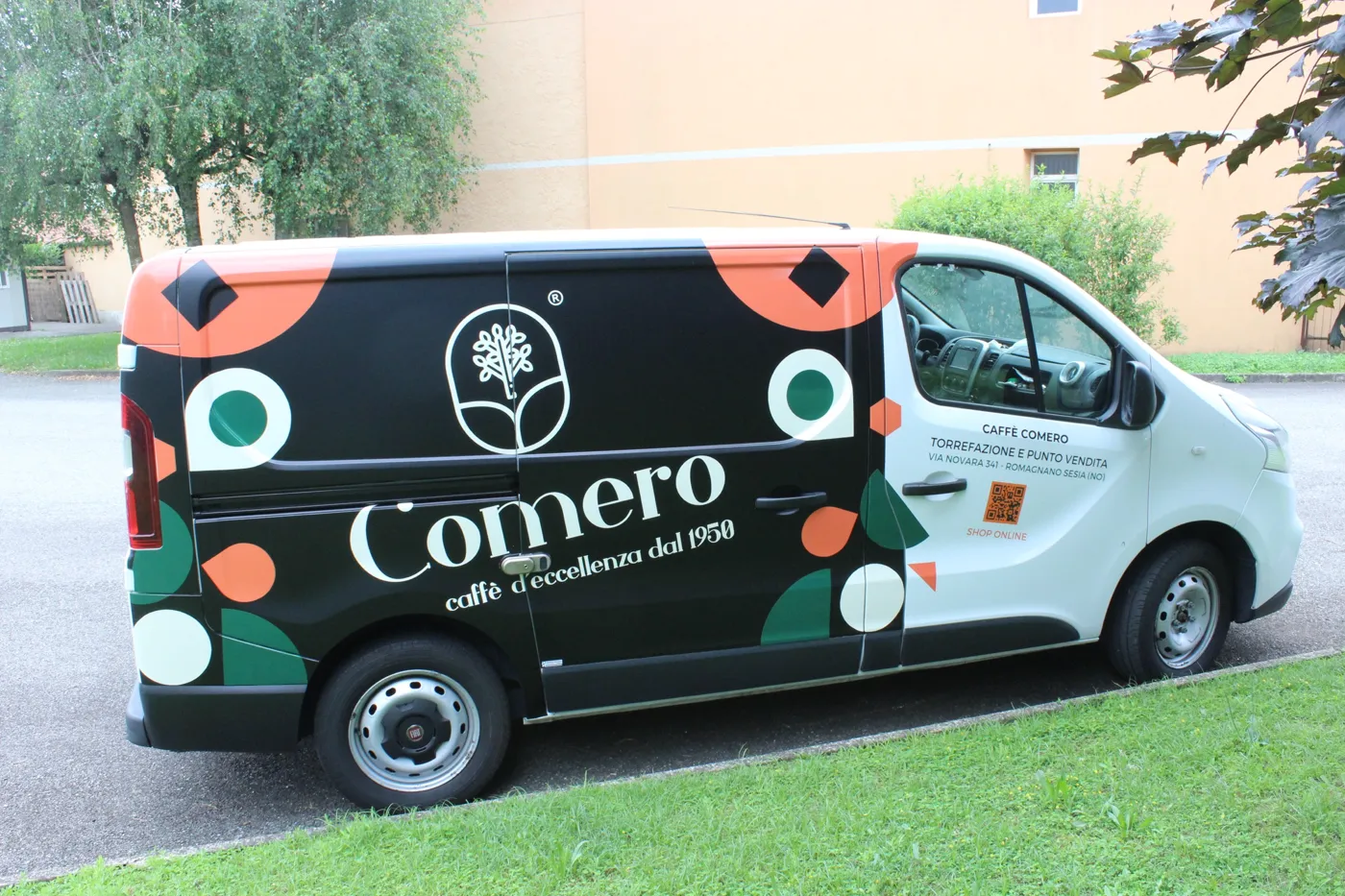 Furgone Comero allestito con la grafica completa