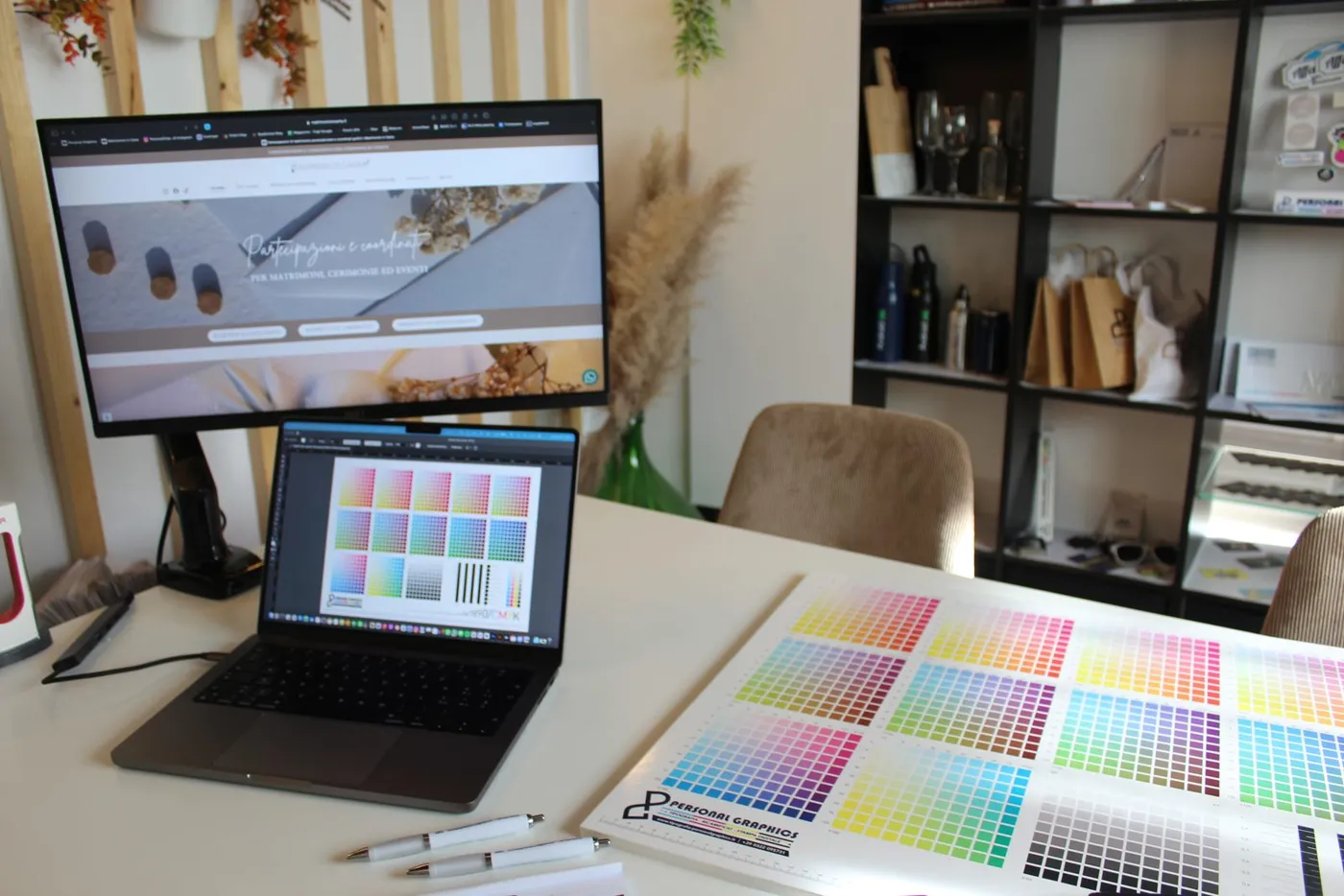 Postazione grafica con un sito aperto e le mazzette colori