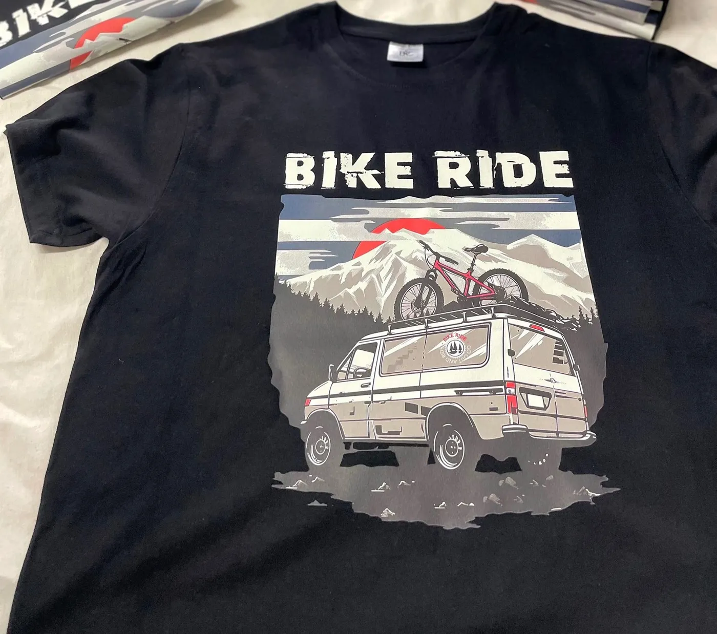 T-shirt nera con stampa a colori Bike Ride