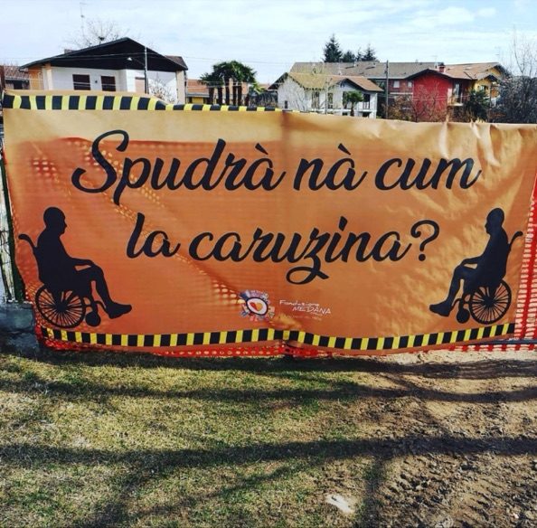 Striscione arancione stampato: Spudrà nà cum la caruzina?