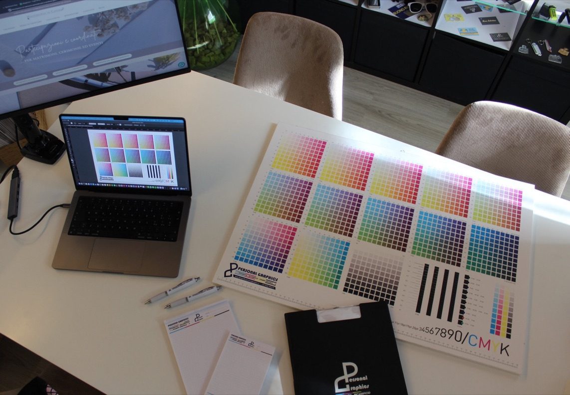 Prove colore CMYK e portatile sulla scrivania