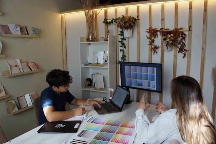 Consulenza grafica al monitor con le prove colore