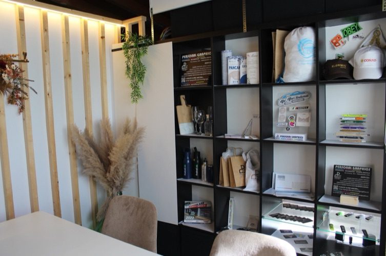 Lo showroom con scaffali e campioni